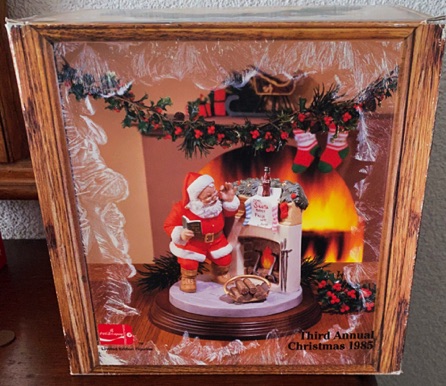 4438-1 € 75,00 coca co beeldje kerstman staand bij openhaard anuual 1985.jpeg